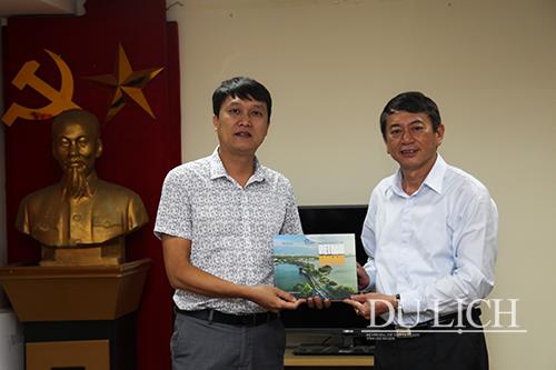 Tổng Biên tập Tạp chí Du lịch Nguyễn Đức Xuyên tặng ấn phẩm lưu niệm cho Chủ tịch UBND tỉnh Cao Bằng Hoàng Xuân Ánh 